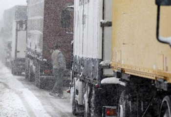 В связи с непогодой на казахстанских автотрассах скапливаются машины