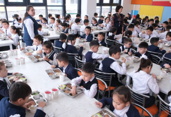 Алматыда күніне 130 мыңнан аса оқушы тегін тамақтанады
