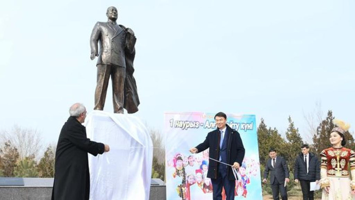 В Туркестане открыли памятник Аднану Мендересу