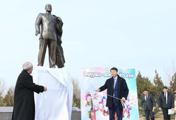 В Туркестане открыли памятник Аднану Мендересу