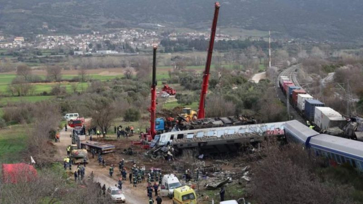 Пассажирский и грузовой поезда столкнулись в Греции: погибли 36 человек