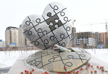 В День благодарности астанчане возложили цветы к мемориалу «Алтын жүрек»