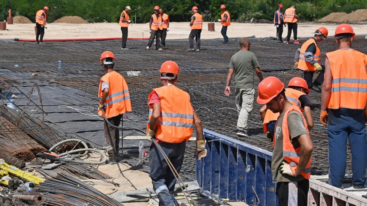 145 иностранцев незаконно работали на стройках Алматы и Атырау