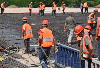 145 иностранцев незаконно работали на стройках Алматы и Атырау