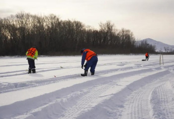 Спасатели взрывают речной лед в ВКО