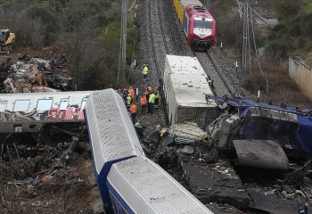 Грекиядағы пойыз апатынан 60-қа жуық адам қаза тапты