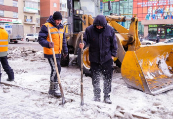 1 500 дорожных рабочих убирают гололед в Астане