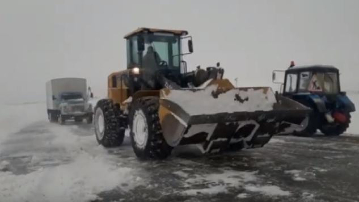 Более 20 машин застряли в снежном заносе в области Абай