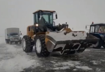 Более 20 машин застряли в снежном заносе в области Абай