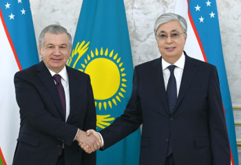 Перспективы увеличения взаимного товарооборота обсудили Токаев и Мирзиёев