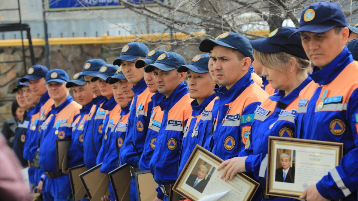 Награды вручили казахстанским спасателям за помощь в спасении людей в Турции