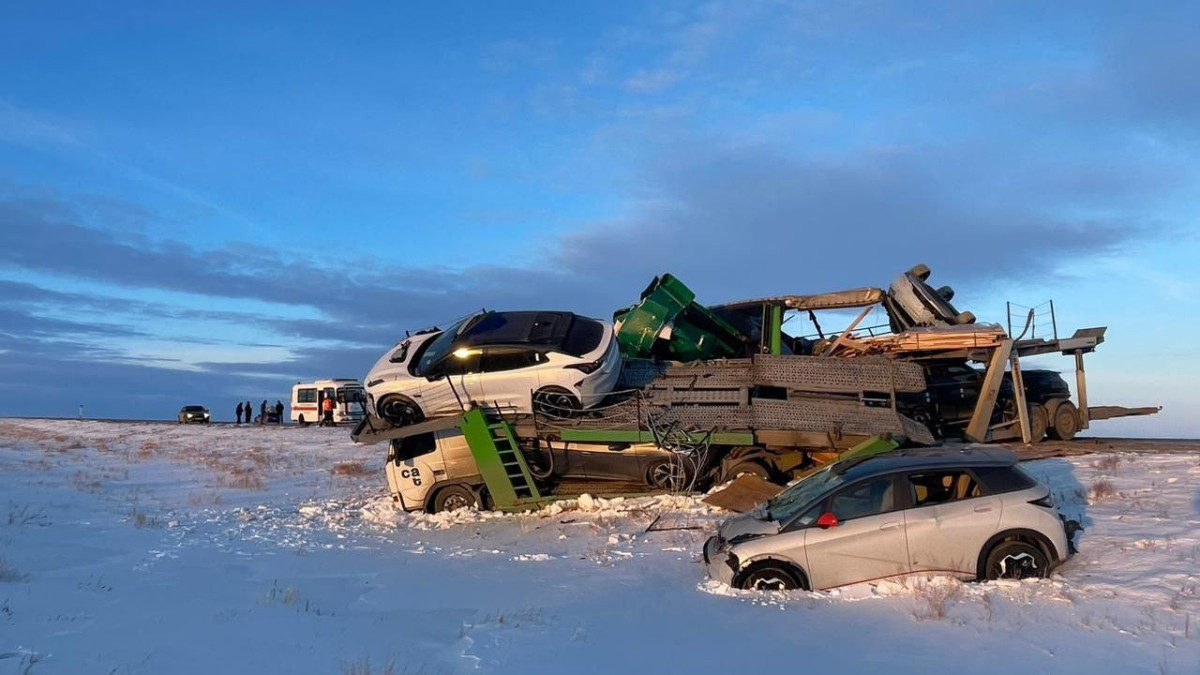 Автовоз и грузовик столкнулись в Актюбинской области: погиб иностранец