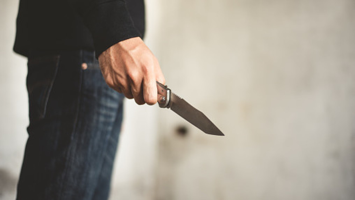 Мужчина угрожал ножом прохожим в Рудном