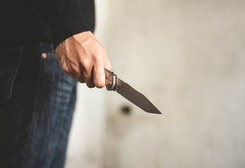 Мужчина угрожал ножом прохожим в Рудном