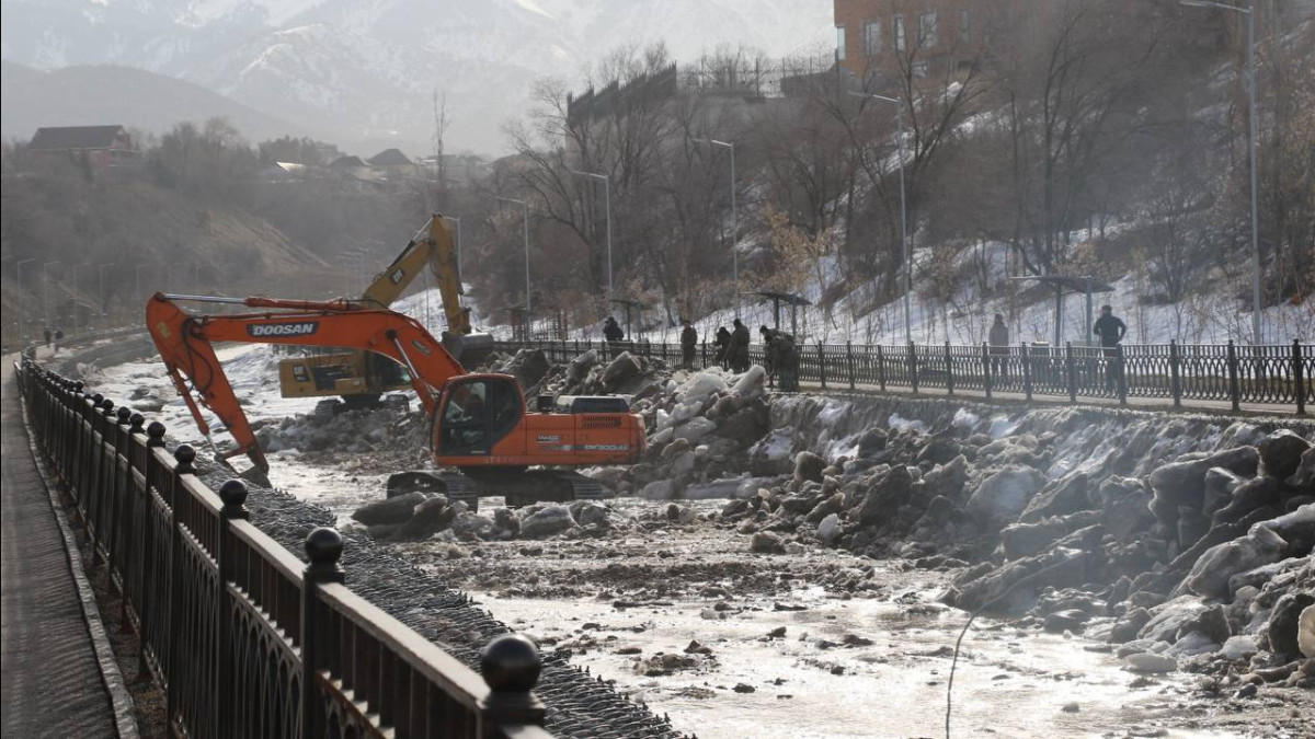 В Алматы в ходе учений МЧС, очистили русло реки Есентай