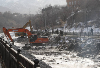 В Алматы в ходе учений МЧС, очистили русло реки Есентай