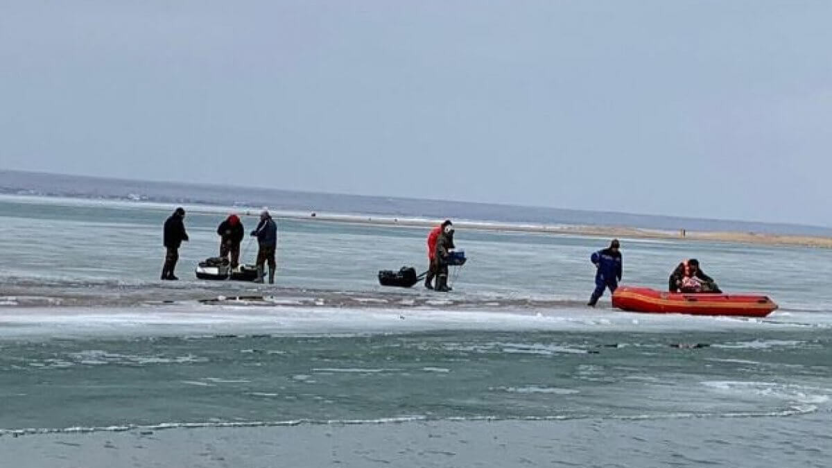 12 рыбаков на льдине спасли на Капшагайском водохранилище