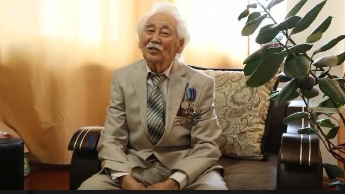 89-летний ветеран органов внутренних дел поздравил казахстанок с праздником