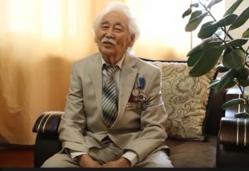 89-летний ветеран органов внутренних дел поздравил казахстанок с праздником