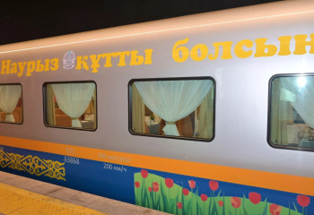 Ұлттық нақышта безендірілген мерекелік пойыз жолға шықты