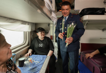 Елордалық полицейлер жолаушыларды мерекесімен құттықтады