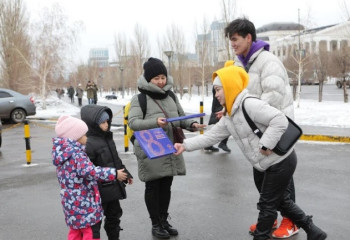 Конфеты с посланием от известных женщин дарят активисты Жаңа Адамдар