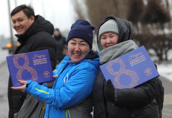 Жаңа Адамдар танымал әйелдердің жолдауы бар 10 000 кәмпитті сыйға таратты