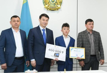 Спасшего трехлетнего ребенка ученика наградили в Туркестанской области