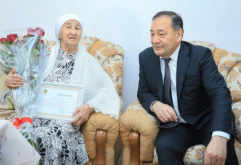 Женщин-ветеранов поздравил с 8 марта глава Актюбинской области