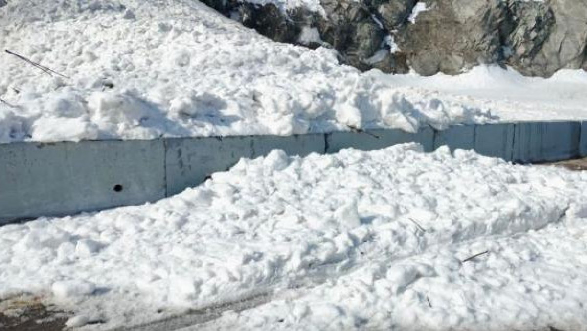Самопроизвольно сошедшая снежная лавина перекрыла автодорогу «Медеу-Шымбулак»