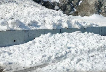 Самопроизвольно сошедшая снежная лавина перекрыла автодорогу «Медеу-Шымбулак»