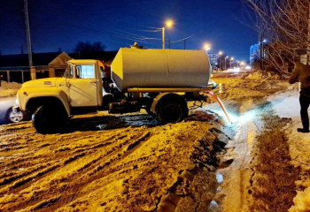 Талую воду откачивают с улиц Актобе