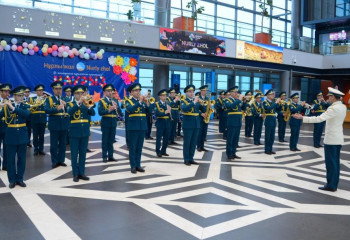 Музыканты и солисты военного оркестра выступили на столичных площадках