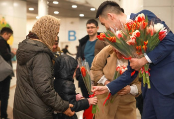 Астана әуежайы жолаушыларды гүлмен қарсы алды