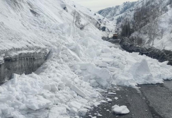Лавина сошла на трассу в ВКО