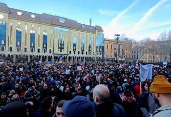 Грузияда мыңдаған адам наразылық шеруге шықты