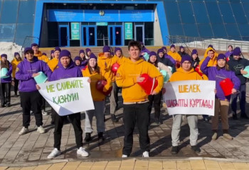Флешмоб перед зданием КазНУИ провели активисты Жаңа Адамдар