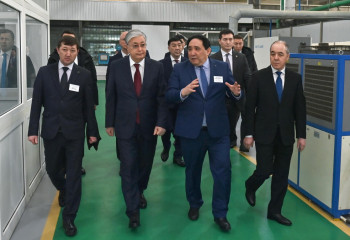 Глава государства посетил машиностроительный завод в Уральске