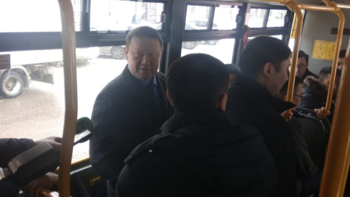 Аким Костанайской области вместе с чиновниками проехал в пассажирском автобусе