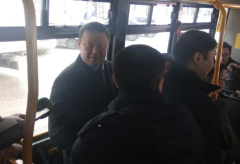 Аким Костанайской области вместе с чиновниками проехал в пассажирском автобусе