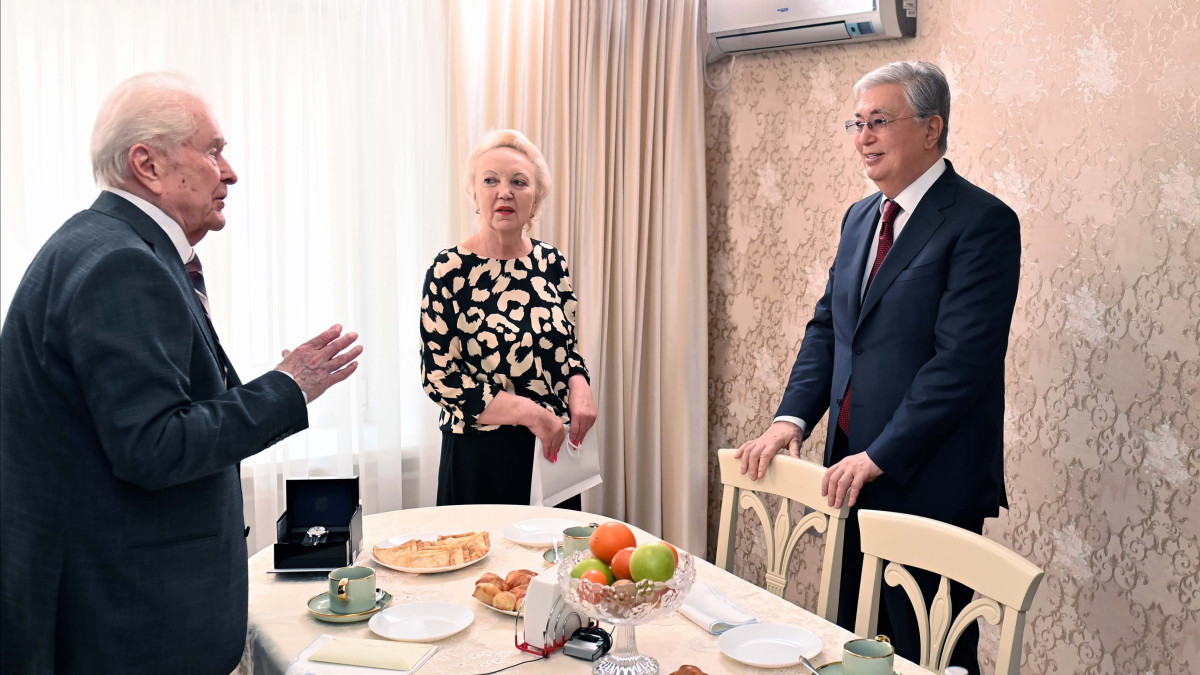 Президент поздравил со 100-летним юбилеем ветерана в Уральске