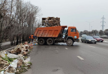 Стихийные свалки образовались в Алматы в местах продажи цветов к 8 марта