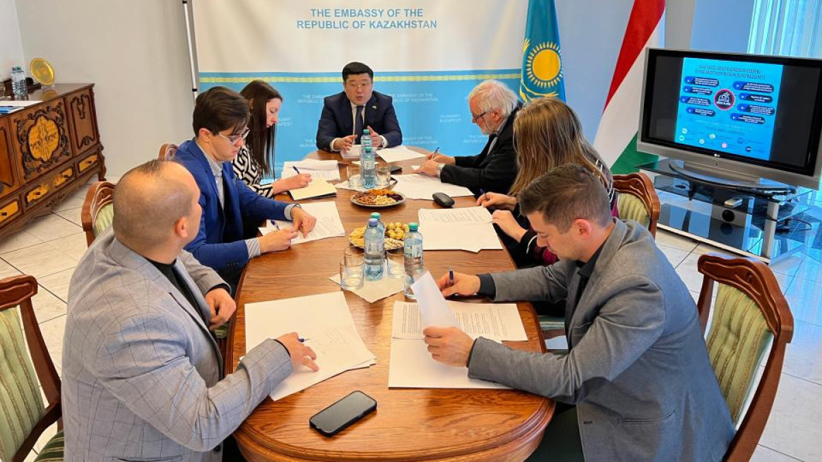 Венгерские политологи отметили активизацию политических партий Казахстана
