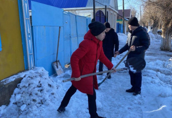 Волонтеры очищают от снега дворы пенсионеров в Актобе