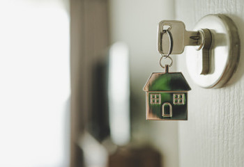 Количество сделок купли-продажи жилья уменьшилось почти в два раза за год