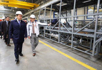 Алихан Смаилов посетил производство школьных автобусов в Алматы