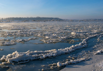 Мужчина провалился под лед в Атырау