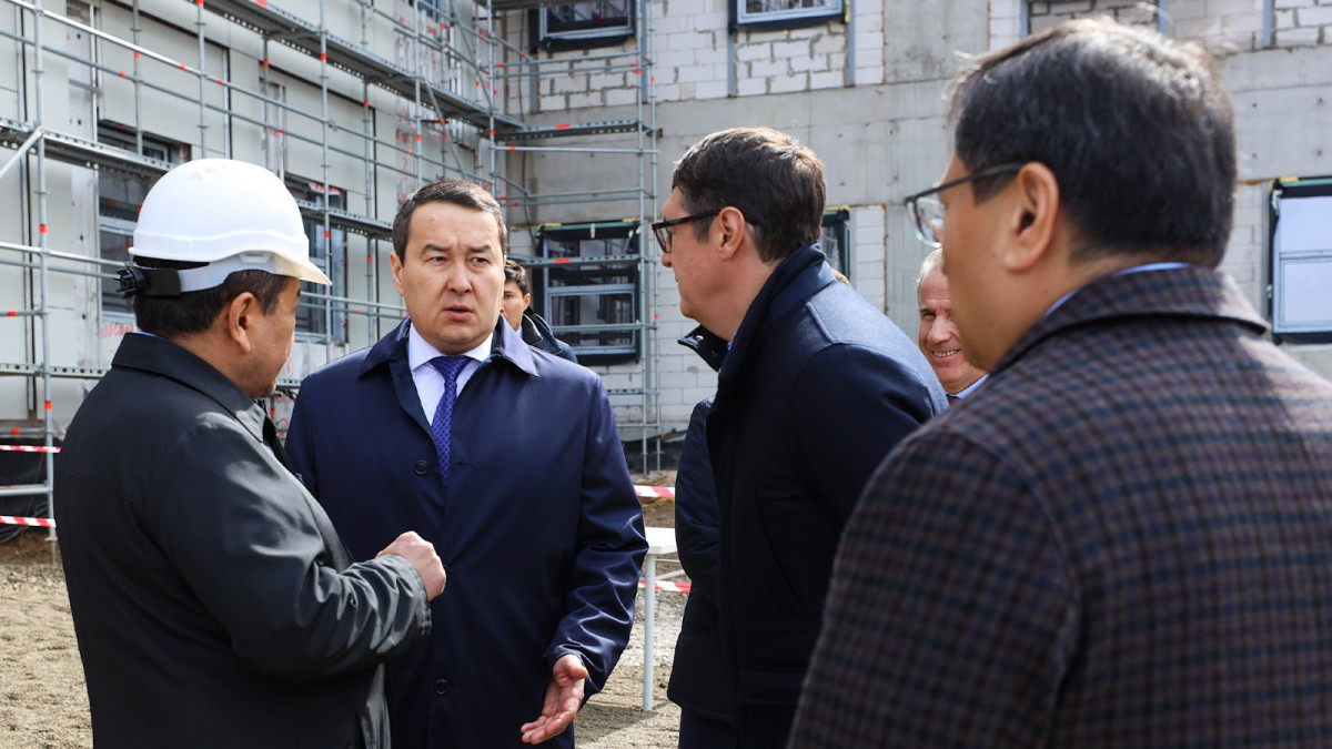 Ряд строящихся и новых объектов посетил в Алматы премьер-министр
