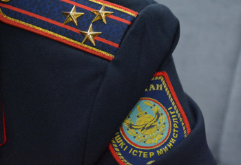 Предотвративших суицид алматинских полицейских наградили в прокуратуре