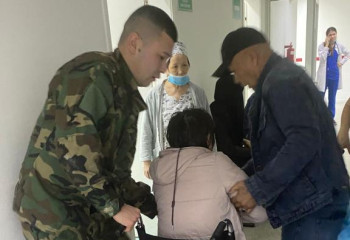 Атырауда құтқарушылар мұз астына түсіп кеткен адамды құтқарып алды